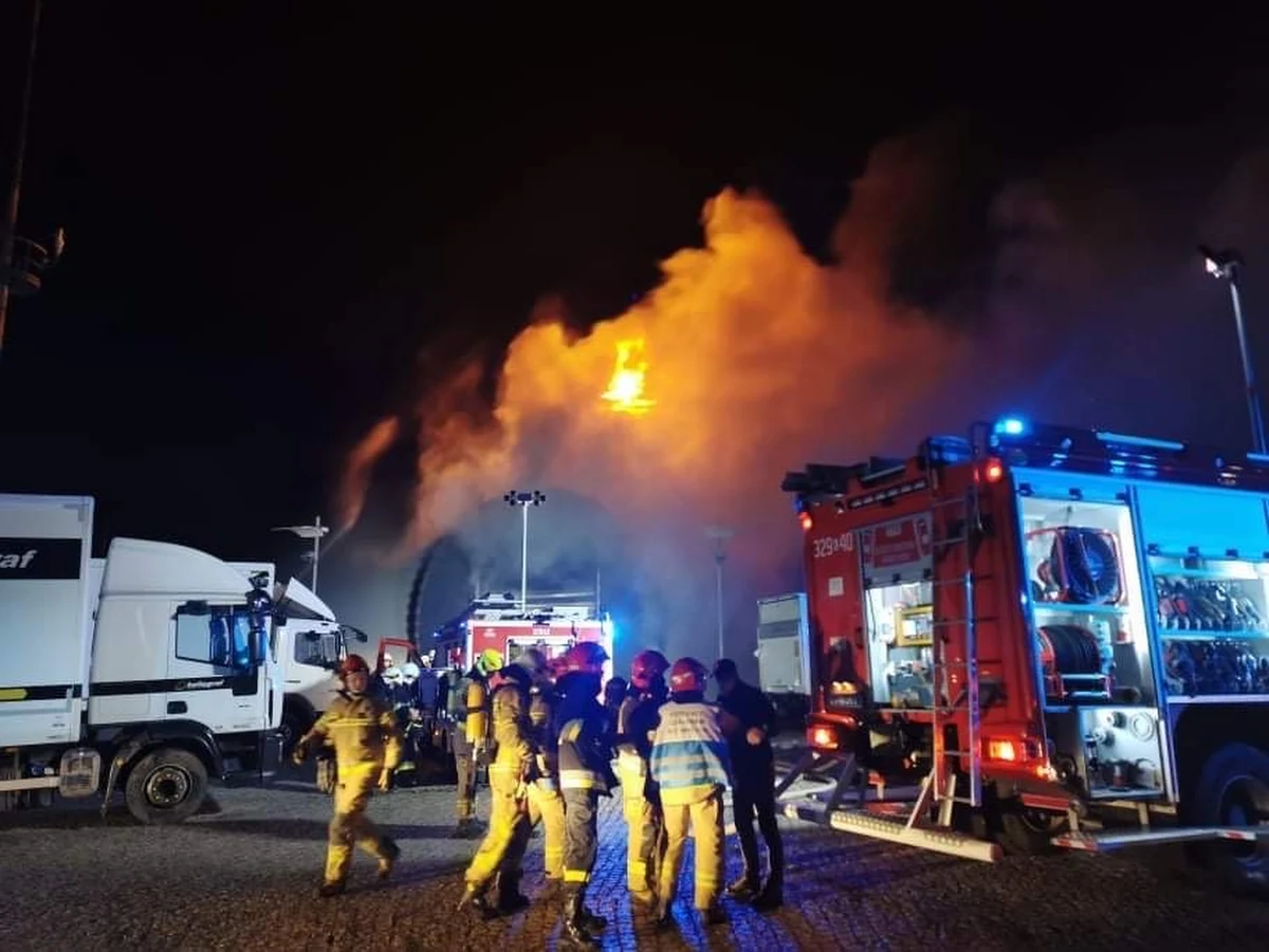 ​Pożar studia nagraniowego Alvernia Planet w Nieporazie w gminie Alwernia, nieopodal Krakowa. Ewakuowano 89 osób, jedna jest poszkodowana.