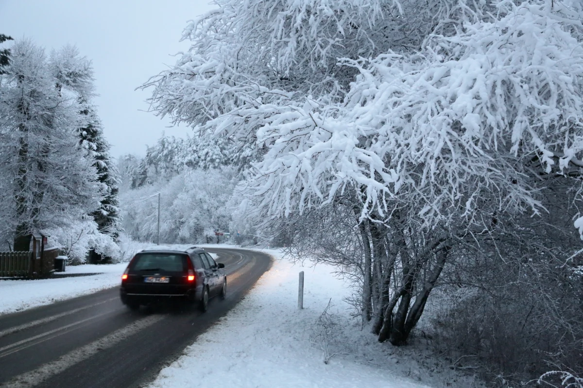 W środę utrzyma się duże zachmurzenie na obszarze całego kraju. Na wschodzie i w centrum będzie padał śnieg, a na zachodzie deszcz i deszcz ze śniegiem - powiedziała synoptyk IMGW Grażyna Dąbrowska. W nocy będzie mocno wiało, bo nad Polskę nadciąga niż Daniel.
