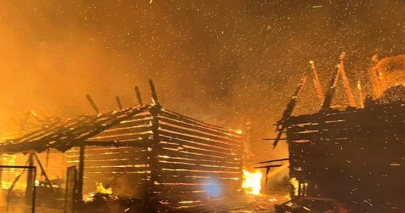 Kilka godzin trwało gaszenie pożaru, jaki przed północą wybuchł w Barcicach w gminie Stary Sącz. Płonęły budynki gospodarcze, jednak wiał silny wiatr, więc istniało ryzyko podpalenia się pobliskich domów.