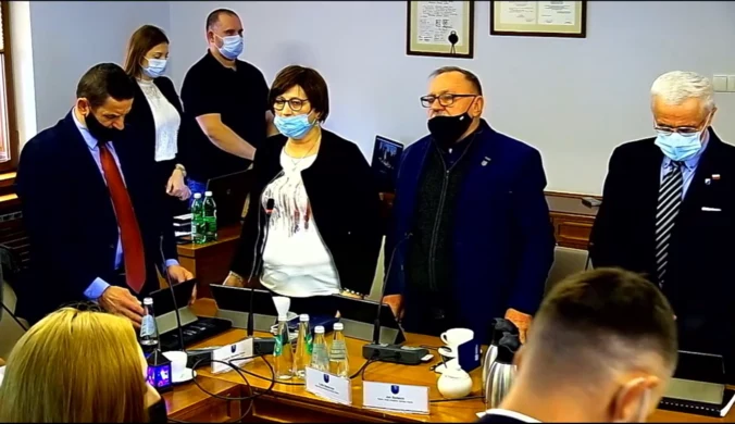 Stary Sącz: Radni odśpiewali "Bogurodzicę" przed głosowaniem nad uchwałą anty-LGBT 