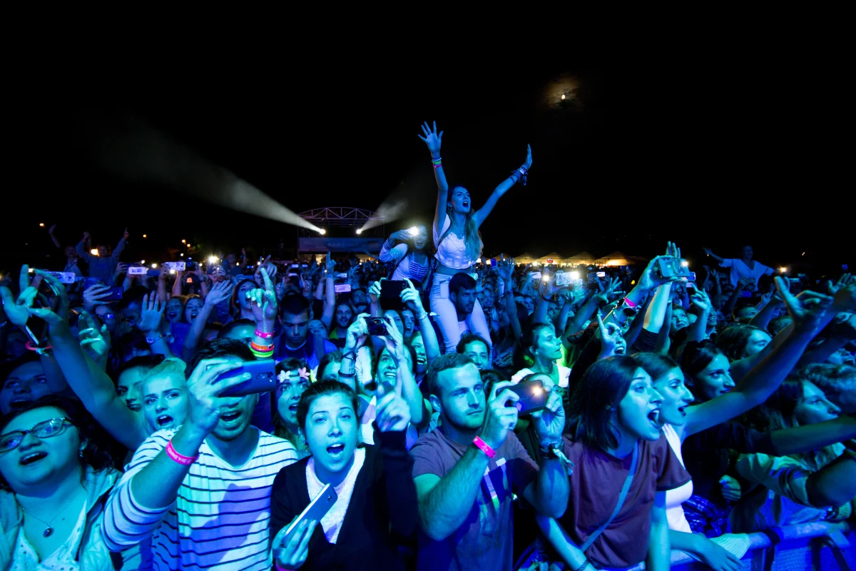 Osoba zakażona nowym wariantem koronawirusa była wśród publiczności koncertu znanego w Danii DJ-a Martina Jensena. Służby sanitarne tego kraju szukają teraz kontaktu z 1600 uczestnikami imprezy w Aalborgu. 
