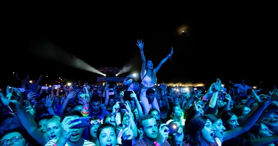 Osoba zakażona nowym wariantem koronawirusa była wśród publiczności koncertu znanego w Danii DJ-a Martina Jensena. Służby sanitarne tego kraju szukają teraz kontaktu z 1600 uczestnikami imprezy w Aalborgu. 