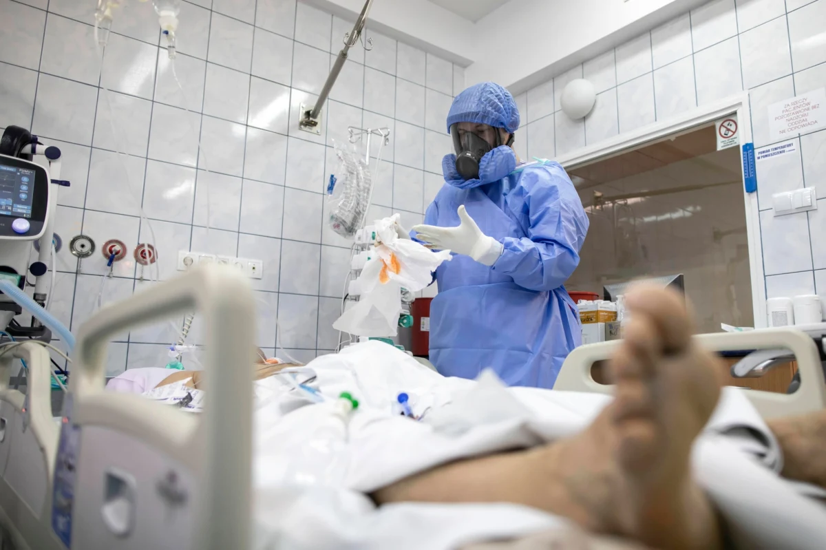 Ministerstwo Zdrowia poinformowało, że wykryto 29 064 nowe przypadki koronawirusa w Polsce. Z Covid-19 zmarło 570 osób. To oznacza, że jest to najgorszy dzień IV fali koronawirusa pod względem zakażeń i zgonów. 