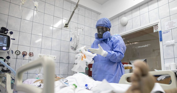 Ministerstwo Zdrowia poinformowało, że wykryto 29 064 nowe przypadki koronawirusa w Polsce. Z Covid-19 zmarło 570 osób. To oznacza, że jest to najgorszy dzień IV fali koronawirusa pod względem zakażeń i zgonów. 