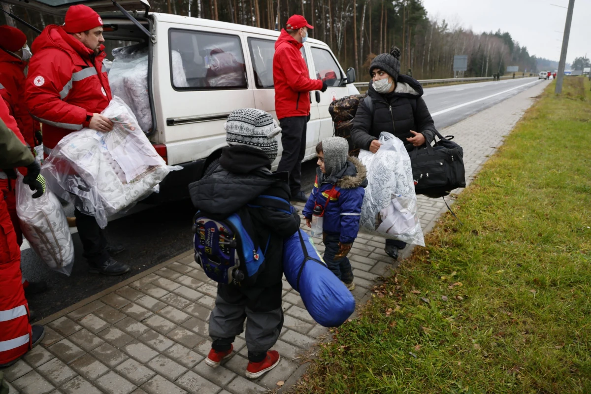 KE zawiesza lub osłabia - na pół roku - niektóre prawa azylowe i te związane z powrotem migrantów, aby wyjść naprzeciw Polsce, Litwie i Łotwie. Jeszcze dzisiaj pojawi się oficjalna decyzja w tej sprawie - informuje nasza dziennikarka w Brukseli. O potrzebie większej elastyczności mówiła niedawno szefowa KE Ursula von der Leyen. 