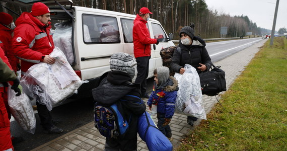 KE zawiesza lub osłabia - na pół roku - niektóre prawa azylowe i te związane z powrotem migrantów, aby wyjść naprzeciw Polsce, Litwie i Łotwie. Jeszcze dzisiaj pojawi się oficjalna decyzja w tej sprawie - informuje nasza dziennikarka w Brukseli. O potrzebie większej elastyczności mówiła niedawno szefowa KE Ursula von der Leyen. 