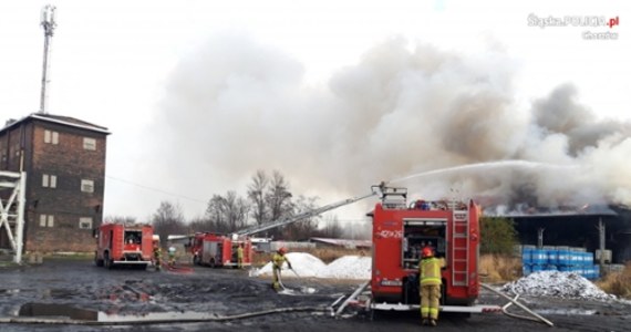 Policja pod nadzorem prokuratury zajęła się sprawą wczorajszego pożaru w Chorzowie w woj. śląskim. Spłonął tam budynek znajdujący się na terenie zakładów chemicznych. Przez całą noc teren ten był sprawdzany przez strażaków.