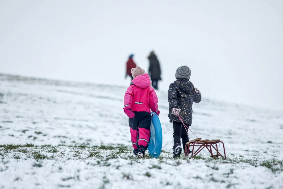​W przyszłym roku rodzice warszawskich uczniów zapłacą 50 zł dziennie za opiekę i wyżywienie podczas Zimy w Mieście - w ubiegłym roku było to 20 zł - poinformował stołeczny ratusz. Miasto tłumaczy to trudną sytuacją finansową spowodowaną programem flagowym Prawa i Sprawiedliwości, Polskim Ładem.