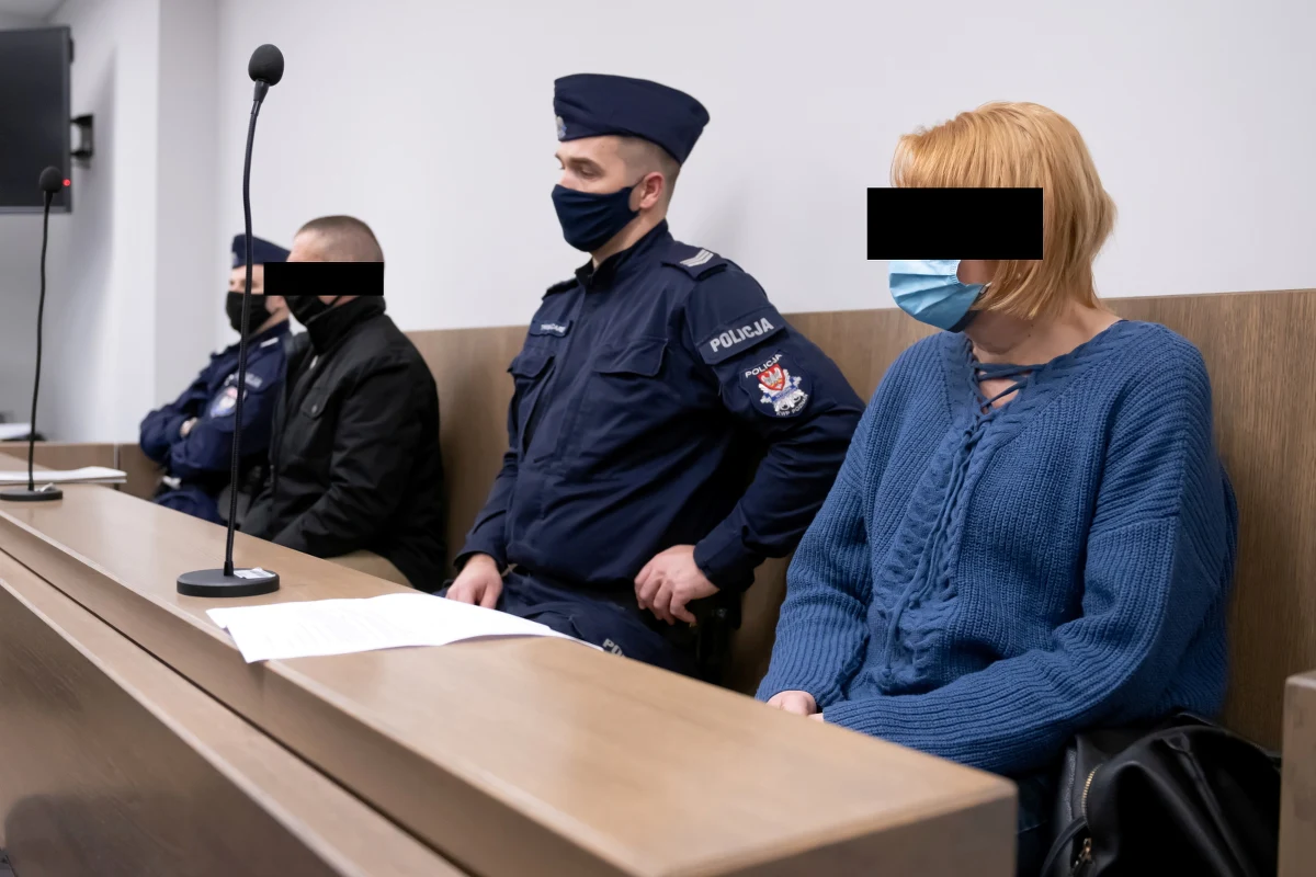 ​10-latek przed znęcaniem i przemocą w domu uciekł na komisariat policji w Luboniu; tam szukał pomocy. W domu zostawił kartkę: "Uciekłem. Mamo, żałuję, że mnie urodziłaś. Żałuję, że z wami jestem. Do widzenia". Dzisiaj przed poznańskim sądem ruszył proces matki i ojczyma chłopca.