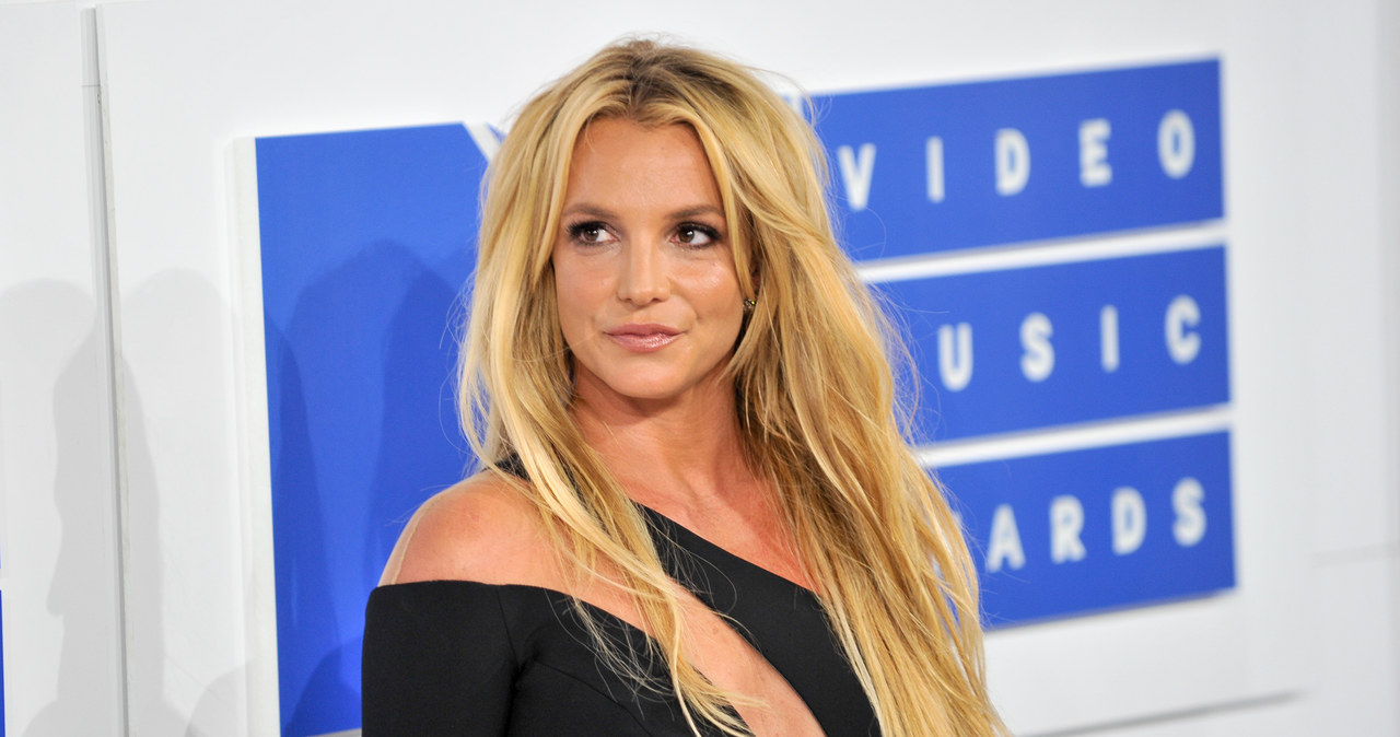 W listopadzie Britney Spears po ponad 13 latach odzyskała kontrolę nad swoim majątkiem, którego wartość wyceniana jest na około 60 mln dolarów. W jej uwolnienie spod kurateli ojca aktywnie zaangażowani byli fani, tworząc ruch społeczny "FreeBritney". O skomplikowanej sytuacji piosenkarki kończącej dziś 40 lat powstały dwa głośne filmy dokumentalne "Britney kontra Spears" oraz "Kto wrobił Britney Spears?", które rzuciły nowe światło na ostatnią dekadę jej życia. 