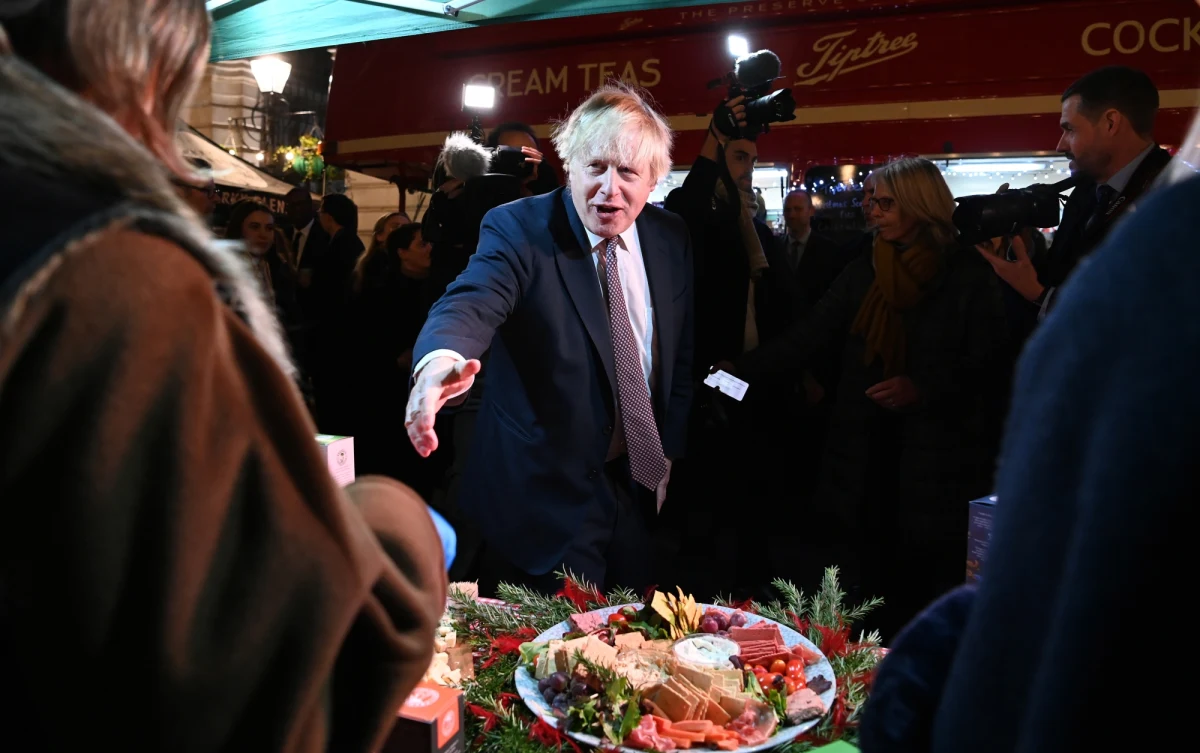 Brytyjski premier Boris Johnson został oskarżony w mediach na Wyspach o złamanie zasad lockdownu. Miało do tego dojść dokładnie rok temu przed świętami. Na czym miała polegać niedyskrecja premiera? 