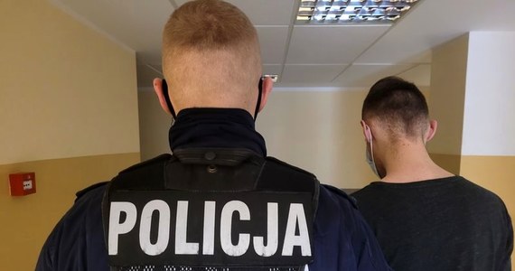 ​28-letni mieszkaniec Sopotu okradł swoją matkę. Policja zatrzymała go pijanego następnego dnia. To nie był jego pierwszy wybryk, był już wcześniej notowany za pobicie.

