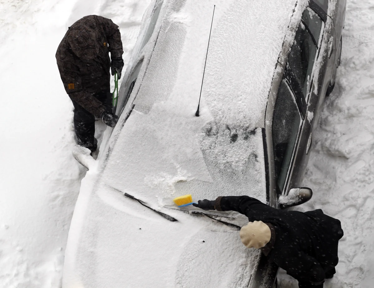 Temat odśnieżania samochodów i mandatów za to grożących powraca co roku. Policja podkreśla, że odpowiednie przygotowanie auta do jazdy to obowiązek każdego kierowcy. Lekceważenie podstawowych zasad bezpieczeństwa może się skończyć nie tylko karą pieniężną, ale przede wszystkim narażeniem na niebezpieczeństwo siebie i innych użytkowników ruchu. 