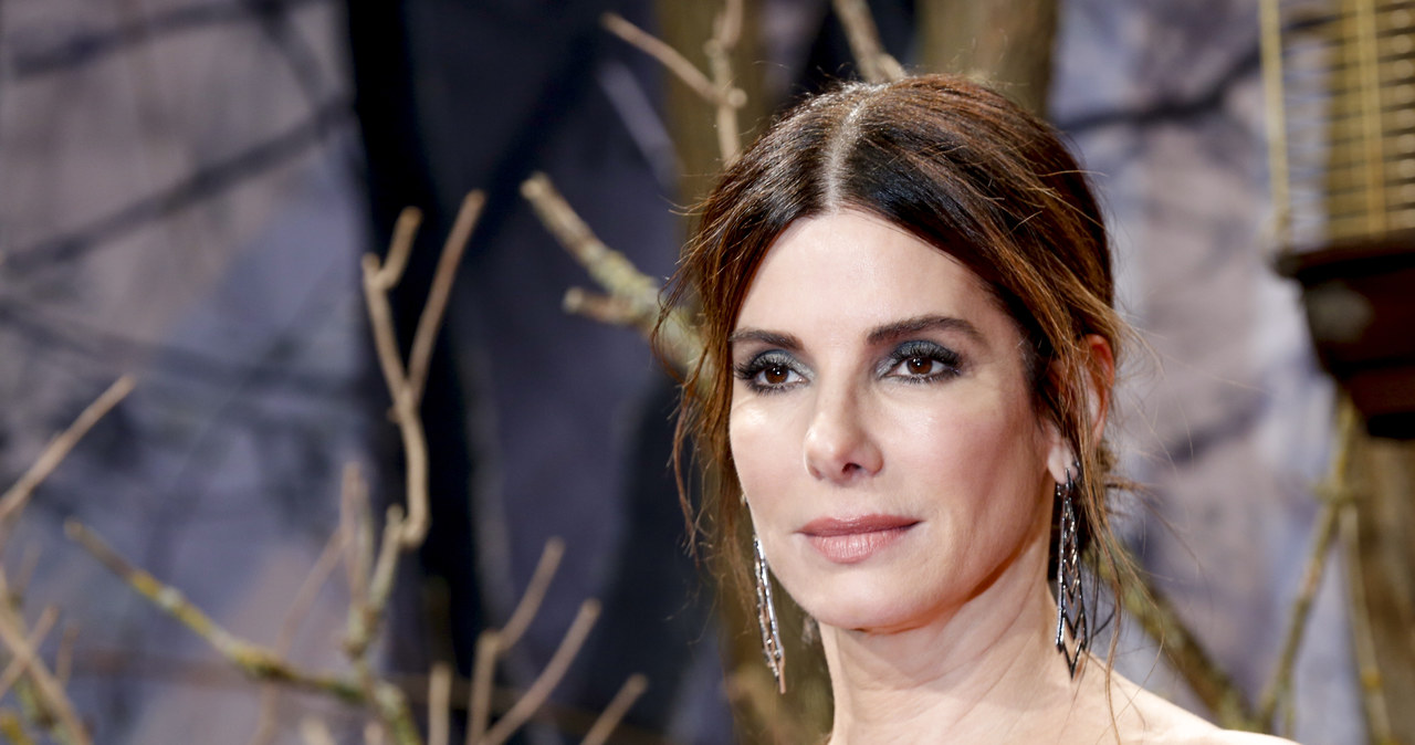 Sandra Bullock rzadko wypowiada się na temat swojego życia prywatnego. Teraz jednak zrobiła wyjątek. W programie "Red Table Talk" zdradziła, że czasami żałuje, iż ona i jej dwie adoptowane pociechy nie mają tego samego koloru skóry. Wszystko przez reakcje otoczenia. "Chciałabym tego, gdyż wówczas ludzie inaczej by na nas reagowali. Mam nadzieję, że przyjdzie taki dzień, gdy to nie będzie już budzić sensacji" – wyznała słynna hollywoodzka aktorka. 