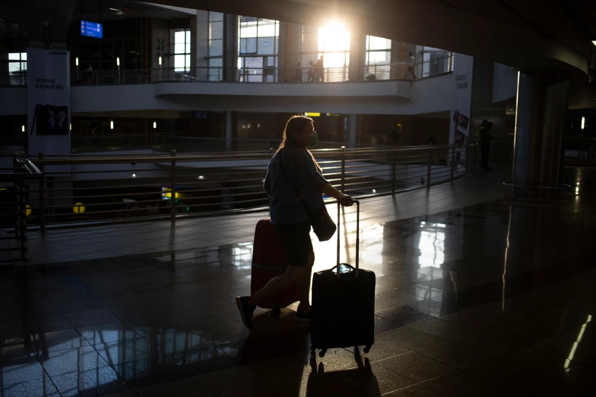 Maleją szanse na powrót Polaków z Maroka. Nie ma zgody władz marokańskich na lądowanie samolotu, który miał zabrać turystów jednego z biur podróży, małe są też szasnę na powrót samolotami, które po swoich obywateli wysyłają Francja i Rumunia. Po zamknięciu granic i wstrzymaniu lotów w kraju tym utknęło około 200 klientów biur podróży i ponad 70 osób podróżujących indywidualnie.