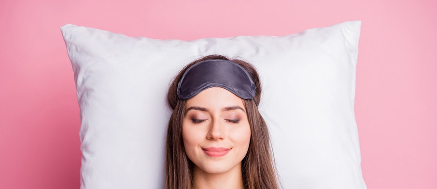 Sen jest ważną częścią ogólnego samopoczucia i istnieje wiele czynników, które przyczyniają się do tego, czy dobrze śpisz. Okazuje się, że jednym z najważniejszych jest pozycja snu. Według Cheryl Memmini, klinicznego pedagoga snu z Northwestern Medicine Sleep Services w Illinois, to, czy leżysz na plecach, boku czy brzuchu w łóżku, może wpływać zarówno na to, jak mocno śpisz w nocy, jak i na to, jak czujesz się następnego dnia.