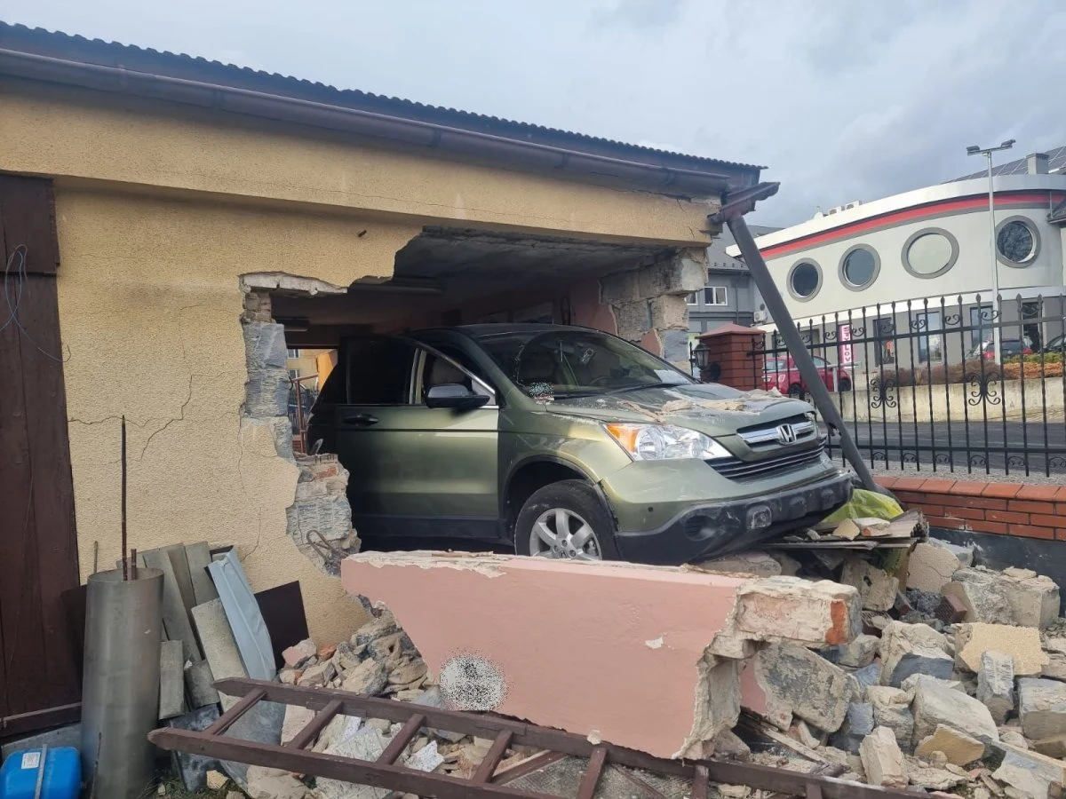 Tragiczny wypadek w Tarnowie w Małopolsce. Trzej staruszkowie próbowali przeparkować w garażu na prywatnej posesji SUV-a. W pewnym momencie auto wyjechało z garażu przez frontową ścianę i potrąciło dwóch mężczyzn. Jeden z nich zmarł w szpitalu.