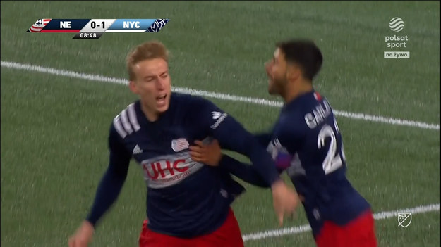 Adam Buksa strzelił gola w meczu fazy play-off MLS, w którym New England Revolution mierzyło się z New York City FC. Po 120 minutach gry był remis 2-2, a po rzutach karnych drużyna Polaka pożegnała się z rywalizacją.
Revolution już od 3. minuty przegrywali 0-1 po trafieniu Rodrigueza. Taki stan rzeczy utrzymał się jednak zaledwie przez sześć minut, gdyż w 9. Buksa po podaniu Gila doprowadził do wyrównania.

Efektowne otwarcie mogło zwiastować, że w meczu padnie sporo bramek, lecz paradoksalnie - były to jedyne trafienia w regulaminowym czasie gry. Kolejne padły dopiero w dogrywce. W 109. minucie New York City FC ponownie objęło prowadzenie (gol Castellanosa), a drużyna Polaka podtrzymała nadzieję na awans trafieniem na dwie minuty przed końcem (Buchanan).
Losy promocji do kolejnej fazy rozstrzygnęły dopiero rzuty karne. Niestety, swojego nie wykorzystał Buksa, a ponieważ przeciwnicy byli bezbłędni, to oni awansowali.

Rywalem New York City FC w półfinale będzie Philadelphia Union - zespół innego Polaka, Kacpra Przybyłko.

