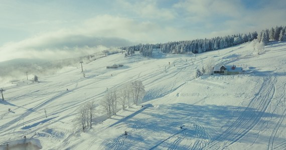 Nowy sezon narciarski w ośrodku Zieleniec Sport Arena rozpocznie się 4 grudnia. Tego dnia otwarta zostanie większość kolei i wyciągów, a także cała narciarska infrastruktura. Podobnie jak w poprzednim sezonie będzie obowiązywać reżim sanitarny. Ma to oczywiście związek z trwająca epidemią koronawirusa.