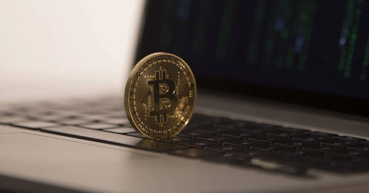 ​Mieszkanka powiatu nowotarskiego zaufała nieznajomemu, dając mu dostęp do swojego konta bankowego i skan dowodu osobistego. Oszust zaciągnął w jej imieniu kredyt i wypłacił blisko 90 tys. złotych.