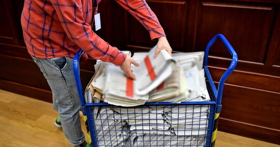 ​We Wrocławiu zapadł prawomocny wyrok w sprawie zbrodni miłoszyckiej. To za nią, przed laty, niesłusznie skazany został Tomasz Komenda. Ireneusz M. i Norbert B., oskarżeni o gwałt i zabójstwo 15-latki, zostali skazani na karę 25 i 15 lat pozbawienia wolności. Wyrok jest prawomocny.