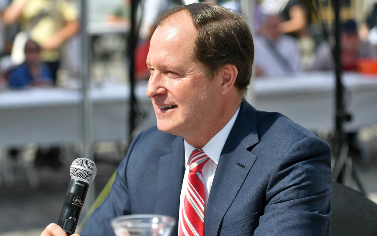 Jako ambasador USA w Warszawie będę kontynuował promocję praworządności, praw podstawowych i praw człowieka, w tym osób LGBTQI+ - powiedział w środę podczas wysłuchania w Senacie Mark Brzezinski, nominowany przez prezydenta Bidena do roli nowego ambasadora w Polsce.