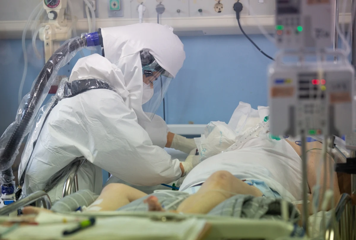 Badania potwierdzają skuteczność szczepionki Pfizera przeciwko wariantowi Omikron koronawirusa. O optymistycznych przesłankach poinformował izraelski minister zdrowia Nitzan Horowitz. W Izraelu zarejestrowano dotychczas 4 przypadki zakażenia Omikronem. "The Jerusalem Post" podał, że ogólna zachorowalność jest niska.