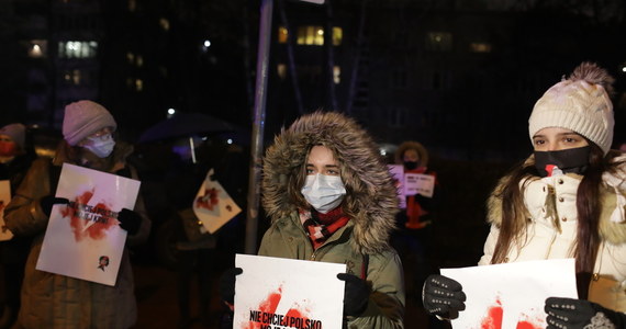 Sejm odbyła się debata nad obywatelskim projektem ustawy całkowicie zakazującym aborcji. Z projektu wynika, że przerwanie ciąży może być traktowane jako zabójstwo. Projekt przewiduje kary dla kobiety i lekarza przerywającego ciążę - również tę z gwałtu i zagrażającą życiu ciężarnej. W związku z tym, za jej dokonanie mogłoby grozić od 5 do 25 lat więzienia, a nawet dożywocie.