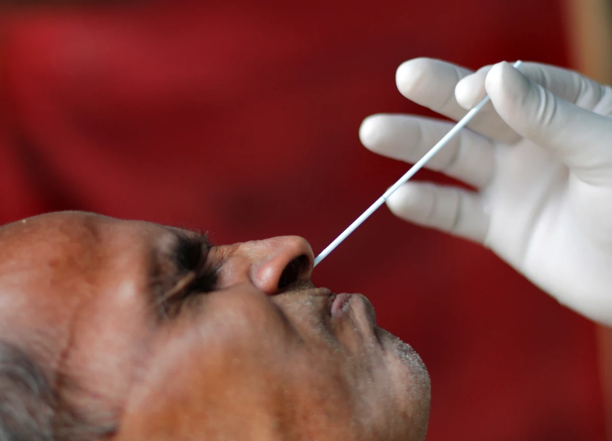 W Kalifornii stwierdzono pierwszą w USA infekcję nowym wariantem koronawirusa Omikron - poinformowały w środę amerykańskie Centra Kontroli i Zapobiegania Chorobom (CDC). Dodano, że testy na obecność koronawirusa, przeprowadzone u bliskich zakażonej osoby, dały negatywny wynik.