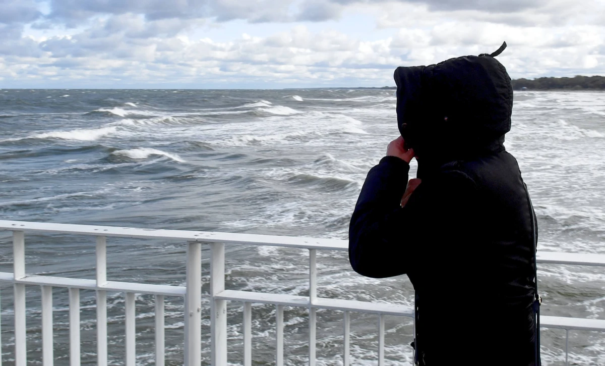 Instytut Meteorologii i Gospodarki Wodnej wydał ostrzeżenie drugiego stopnia dla woj. pomorskiego i zachodniopomorskiego przed silnym wiatrem wieczorem i nocy oraz w czwartek. IMGW prognozuje, że w porywach wiatr może osiągać prędkość do 100 km/h.