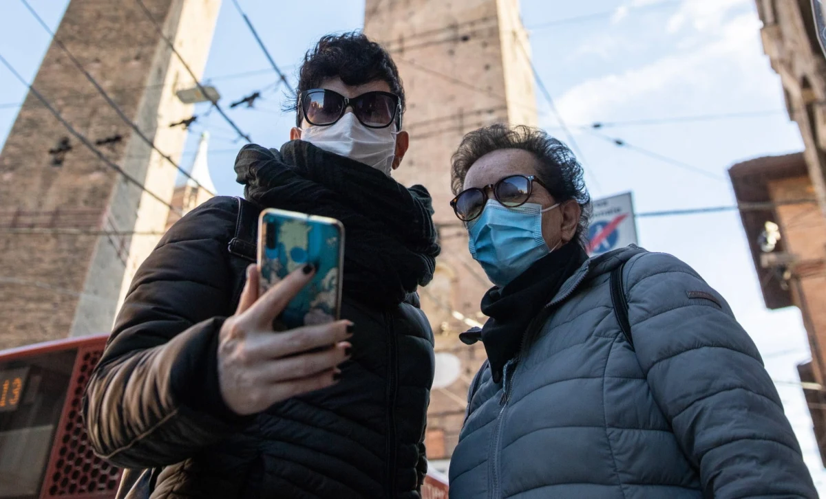 "We Włoszech obecne dni nie są łatwe i mamy pełnię pandemii, w trakcie której rośnie liczba zakażeń w całej Europie" - powiedział minister zdrowia Roberto Speranza w środę, gdy zanotowano duży skok liczby nowych przypadków i zgonów. Trwa też boom szczepień trzecią dawką preparatu przeciwko Covid-19.