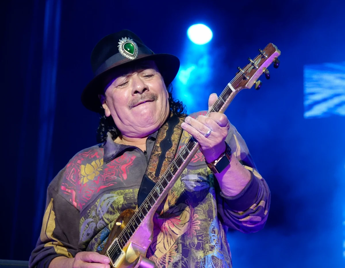 Słynny gitarzysta i kompozytor Carlos Santana poddał się zabiegowi kardiologicznemu i odwołał serię występów w Las Vegas, ktore miały odbyć się w grudniu. Artysta poinformował tym w środę w nagraniu wideo.