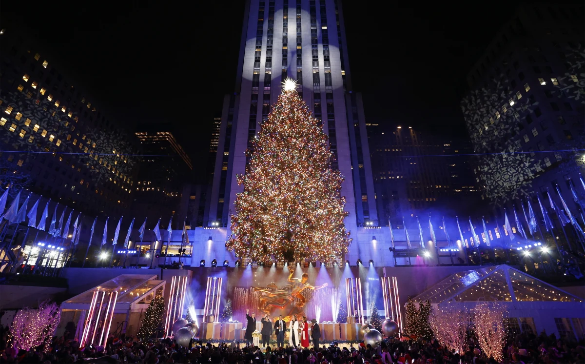 24-metrową choinkę rozświetliło na Manhattanie ponad 50 tys. różnokolorowych lampek LED. Bożonarodzeniowe drzewko, 85-letni norweski świerk, wieńczy ważąca 408 kg gwiazda Swarovskiego, pokryta trzema milionami kryształów.