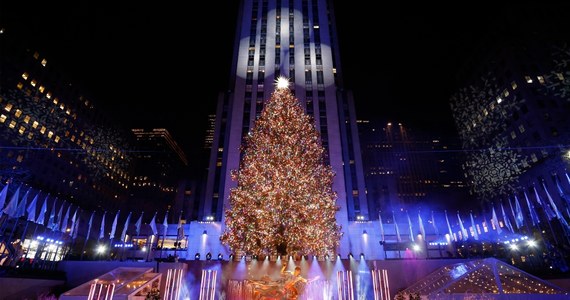 24-metrową choinkę rozświetliło na Manhattanie ponad 50 tys. różnokolorowych lampek LED. Bożonarodzeniowe drzewko, 85-letni norweski świerk, wieńczy ważąca 408 kg gwiazda Swarovskiego, pokryta trzema milionami kryształów.