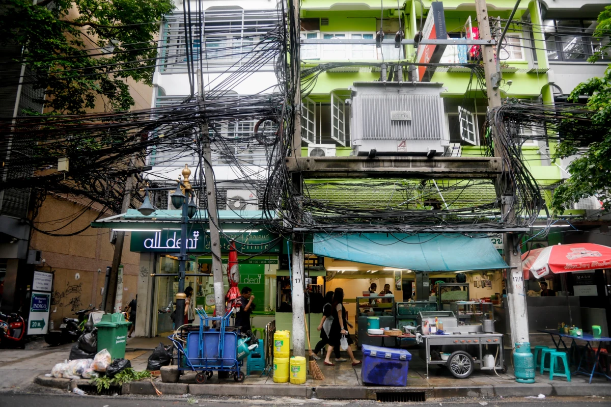 Bangkok ma poważny problem, który dostrzegł nawet Russell Crowe. Stolica Tajlandii tonie w kablach, a władze już od wielu lat obiecują to zmienić. Tym razem jest szansa na progres. Wpis hollywoodzkiego aktora na Twitterze poruszył samego premiera tego kraju. 