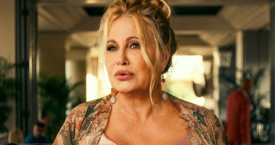 Jennifer Coolidge, dzięki udziałowi w kultowej serii filmów "American Pie", zyskała ogromną popularność. Aktorka, znana jako "matka Stiflera", wyznała ostatnio, że gdyby nie ta rola, nie miałaby aż tylu kochanków. Odważne słowa padły na łamach branżowego magazynu "Variety".