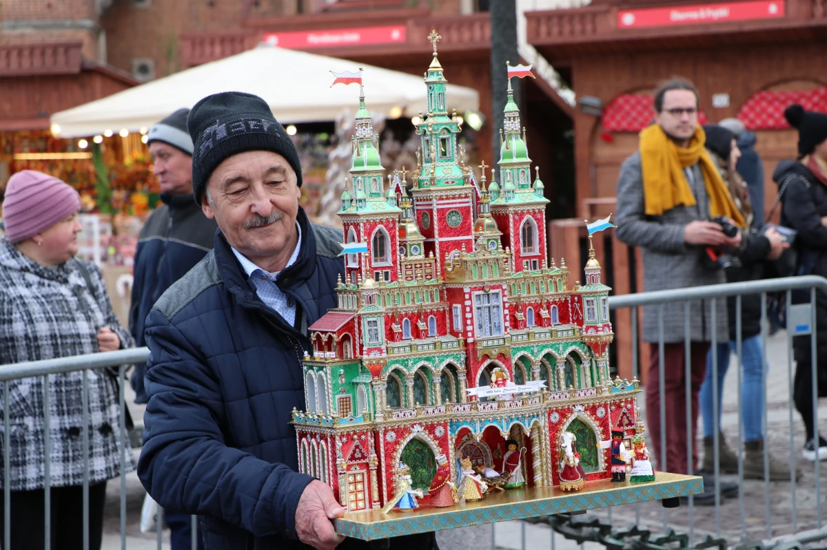 Pierwszy czwartek grudnia to w Krakowie dzień, w którym co roku swoje dzieła prezentują szopkarze. Rozpoczął się właśnie 79. konkurs szopek krakowskich. "To może być uzależniające hobby" - mówią uczestnicy tegorocznego konkursu.