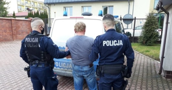 ​Policjanci z Brzozowa na Podkarpaciu zatrzymali 45-latka podejrzanego o podpalenie samochodu funkcjonariusza policji. Sprawca usłyszał już zarzuty, a o jego dalszym losie zdecyduje sąd. Mężczyźnie grozi nawet 10 lat więzienia.