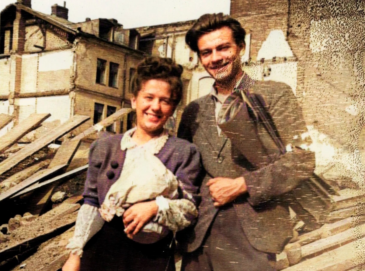 Archiwum Instytutu Pamięci Narodowej poszukuje informacji o bohaterach ze zdjęcia Henryka Śmigacza. Fotografia przedstawia dwoje młodych ludzi na tle zniszczonej Warszawy.