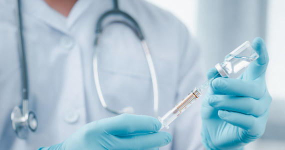 Europejska Agencja Leków rozpoczęła badanie szczepionki przeciw Covid-19 firmy Valneva, która złożyła wniosek o dopuszczenie preparatu do obrotu w Unii Europejskiej. Decyzja opiera się na wstępnych wynikach badań laboratoryjnych i klinicznych u osób dorosłych. 