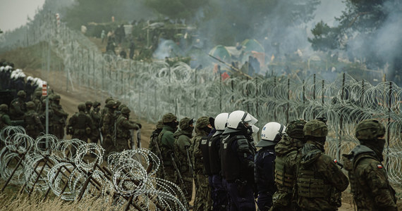 "Ostatniej nocy straż graniczna odnotowała mniejszą liczbę prób siłowego przekroczenia granicy polsko-białoruskiej, a grupy migrantów nie były tak agresywne, jak ostatnio. Nie można jednak mówić o spokoju" – oceniła rzecznik straży granicznej por. Anna Michalska.