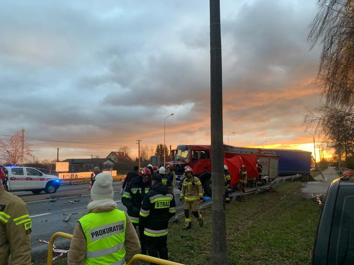 Do tragicznego wypadku doszło w miejscowości Czernikowo w woj. kujawsko-pomorskim. Zginęły w nim dwie osoby, a trzy kolejne zostały ranne. Ofiary to strażacy, którzy jechali do pożaru.