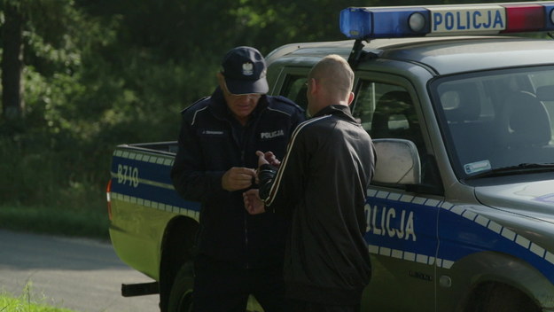 Żbikowski odwozi włamywacza Romka do Wrocławia. Po drodze radiowóz łapie gumę. Sierżant nie podejrzewa nawet, że to może być zasadzka. Tymczasem Białach i Michał idą na grzyby. W lesie zauważają policjantów i podchodzą do nich zapytać, czy coś się stało. Mikołaj, widząc nazwisko na mundurze, domyśla się z kim ma do czynienia. Sierżant przełamuje swoje uprzedzenia i dołącza do klubu naturystów. Ania chce zostać na dłużej u taty, ale Arleta już postanowiła, że przeprowadzą się do jej koleżanki. W międzyczasie Bartosz przyprowadza córeczkę na komisariat i dziewczynka nawiązuje świetny kontakt z Magdą. Luiza martwi się, że ojciec nie odbiera od niej telefonów. Słysząc to, Białach nabiera podejrzeń co do zniknięcia Kordasa.