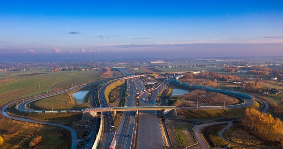 ​Dobre wieści dla kierowców podróżujących autostradą A1 na granicy województwa śląskiego i łódzkiego. Od dzisiaj w tym rejonie kierowcy mają już do dyspozycji 3 pasy ruchu. Na razie uruchomiono 7-kilometrowy odcinek tej drogi do Radomska.
