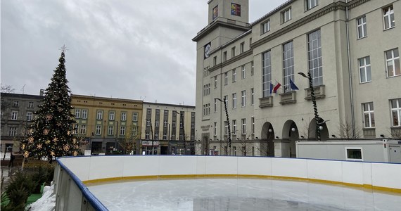 W Chorzowie można już jeździć na łyżwach. W mieście uruchomiono dwa plenerowe lodowiska. Łyżwiarze mogą jeździć na rynku i przy ul. Granicznej w dzielnicy Batory. To drugie lodowisko jest nowością.