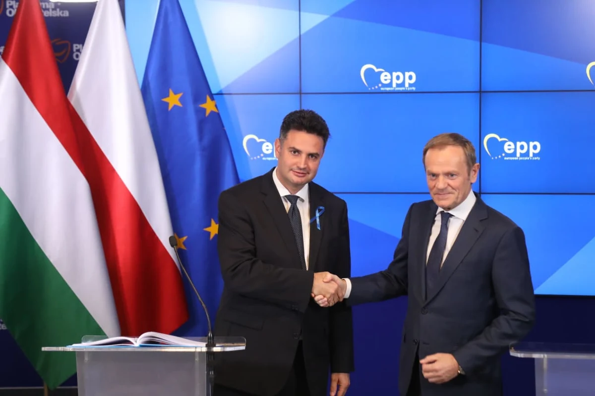 "Zarówno w Budapeszcie, jak i w Warszawie rządy zajmują się głównie okradaniem własnych obywateli i z pieniędzy, i z nadziei, i z marzeń" - ocenił lider Platformy Obywatelskiej Donald Tusk po spotkaniu z kandydatem węgierskiej opozycji na premiera Péterem Márki-Zayem. Jego zdaniem, w obu krajach  "rządy bardzo podobnych ludzi doprowadziły do największej drożyzny w Europie, do największej śmiertelności w czasie pandemii".