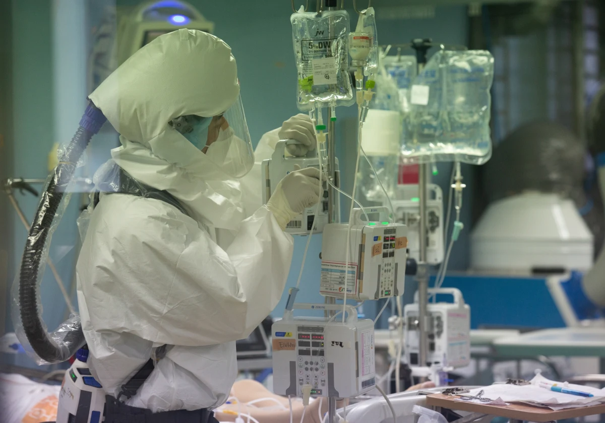 ​Od 1 grudnia zmieniły się zasady przyznawania dodatkowego wynagrodzenia w związku ze zwalczaniem epidemii COVID-19. Wprowadzono specjalne, jednorazowe świadczenie w związku z pracą z tzw. pacjentami covidowymi, które otrzyma personel niemedyczny, w tym pomocniczy. Jednorazowy dodatek covidowy wynosi 5 tys. zł brutto.