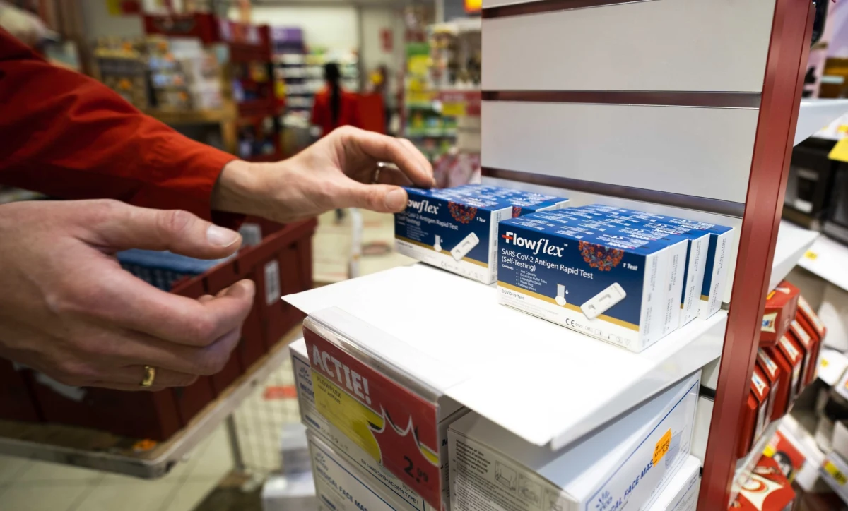 Prawdopodobnie w Polsce wykonywanych jest trzy razy więcej testów, niż pokazują oficjalne statystyki. To wniosek z danych Krajowej Izby Diagnostów Laboratoryjnych. Wpływ na te statystyki mają mieć samodzielnie wykonywane testy, które można kupić nawet w supermarketach.