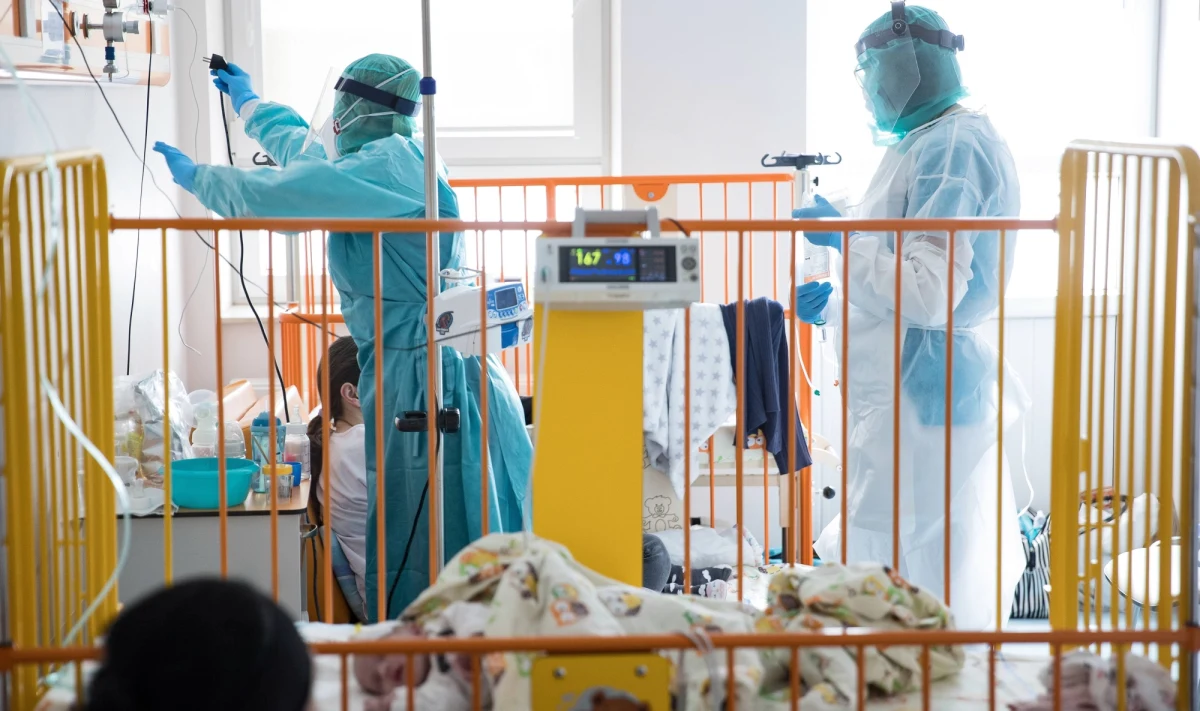 Sytuacja uniwersyteckich specjalistycznych szpitali dziecięcych w Polsce jest tragiczna - twierdzą lekarze. Dziś w szpitalu dziecięcym w Krakowie-Prokocimiu odbyła się konferencja siedmiu takich placówek w kraju. Apelują one do Ministerstwa Zdrowia, by jak najszybciej podjął on kroki do rozwiązania problemów opieki pediatrycznej.