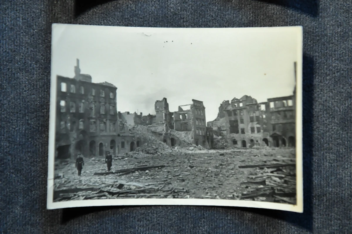 59 nieznanych dotąd fotografii z września 1944 roku, wykonanych przez niemieckiego fotografa, trafiło do Muzeum Powstania Warszawskiego. Placówka kupiła kolekcję od antykwariusza, który serię podzielił i wystawił na sprzedaż na portalu aukcyjnym. Unikalny zbiór pokazuje niemieckie stanowiska w różnych częściach stolicy: od Pragi, przez Starówkę aż po Wolę i Ochotę. 